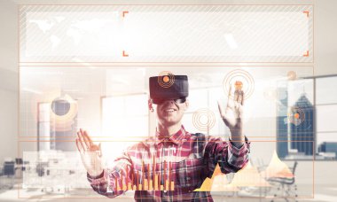 Giyen adam ekose desenli gömlek ve sanal kulaklık medya ekran Masası ile çalışma