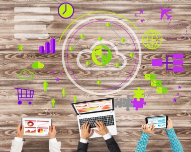 Ellerinde cihazlar bulunan üç kişilik bir grup iletişim ve ağ oluşturma sembolü olarak birlikte çalışıyor.