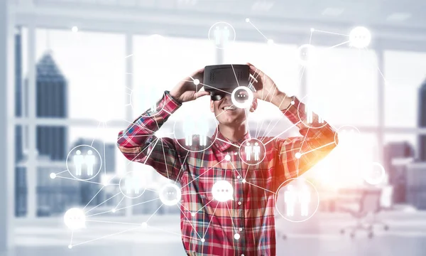 Hombre Joven Con Auriculares Realidad Virtual Gafas Sobre Fondo Conexión —  Fotos de Stock