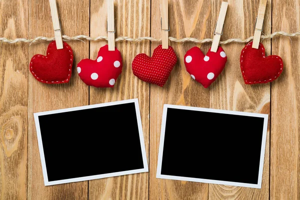 Instant Foto Frame Liefde Harten Vastgemaakt Aan Een Touw Houten — Stockfoto