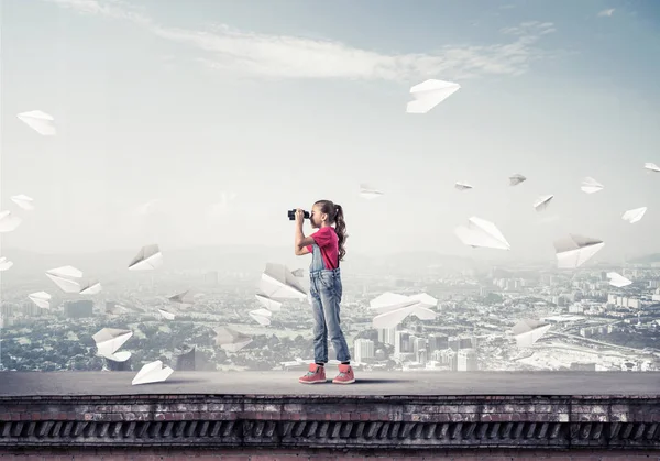 Roztomilé Dívka Školního Věku Střeše Budovy Při Pohledu Dalekohledu — Stock fotografie