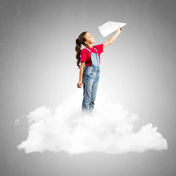 Menina Bonito Nuvem Jogando Avião Papel — Fotografia de Stock