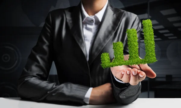 Geschäftsmann Anzug Präsentiert Grüne Pflanze Form Einer Wachsenden Graphik Den — Stockfoto
