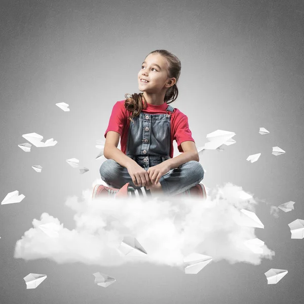 Dziewczyna Słodkie Dziecko Siedzi Chmury Papierowe Samoloty Latają — Zdjęcie stockowe