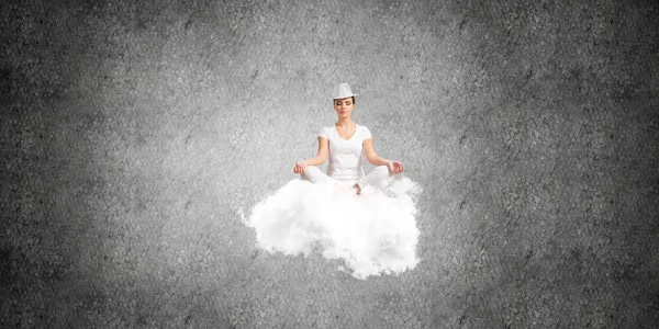 Mulher Roupas Brancas Mantendo Olhos Fechados Olhando Concentrados Enquanto Meditava — Fotografia de Stock