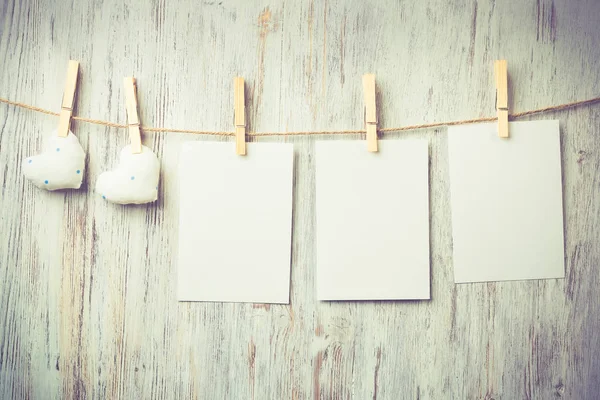 Hojas Papel Blanco Fijadas Cuerda Sobre Fondo Madera —  Fotos de Stock