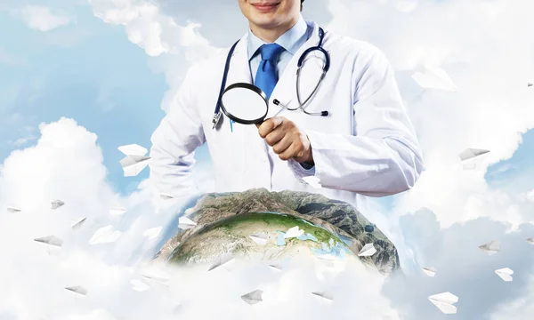 Beyaz Tıp Üniformalı Büyüteç Seyir Arka Plan Üzerinde Bulutlu Gökyüzü — Stok fotoğraf