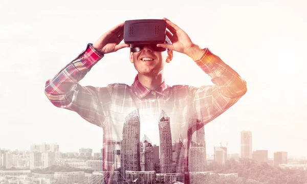 Hombre Joven Con Auriculares Realidad Virtual Gafas Sobre Fondo Paisaje —  Fotos de Stock