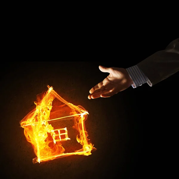 Ogień Świecące Ikonę Domu Ręka Ciemnym Tle — Zdjęcie stockowe