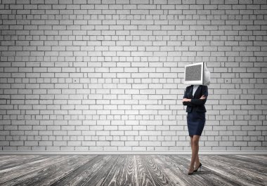 Arka plan üzerinde duran gri tuğla duvar ile boş oda içinde iş kadını kıyafetli kafa silah tutmak yerine İzleyicisi ile geçti.