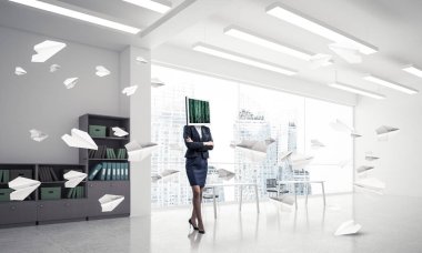 Kağıt uçaklar ofis binası içinde uçan arasında duran iş kadını kıyafetli kafa silah tutmak yerine İzleyicisi ile geçti. 3D render.