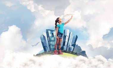 Yüzen adada kağıt uçak atan tatlı bir kız.