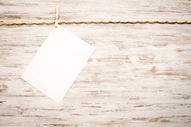 İpe asılı metin için boş kağıt sayfası