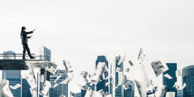 Kağıtları kocaman bir boşluk ile beton köprü üzerinde gizli tehditler ve riskler sembolü olarak uçan arasında blindfolded yürüyüş iş adamı. Cityscape görünümü arka plan üzerinde. 3D render.