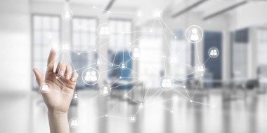 Ekranda iş kadını el ele tutuşması konseptini kapat