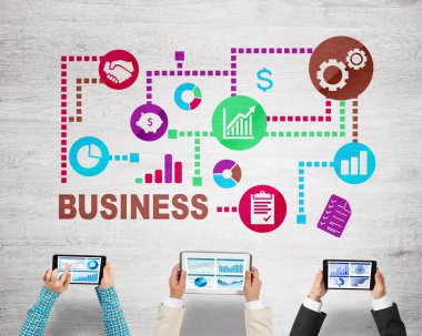 Ellerinde cihazlar bulunan üç kişilik bir grup iletişim ve ağ oluşturma sembolü olarak birlikte çalışıyor.