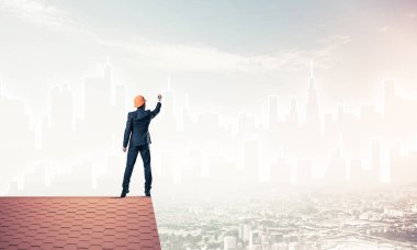 Mühendis, evinin çatısına geri döndü ve şehri çiziyor. Karışık ortam