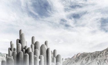 Açık havada, arka planda güzel manzaralı yüksek ve büyük taş sütunların görüntüsü. Duvar kağıdı, telif alanı olan arkaplan.