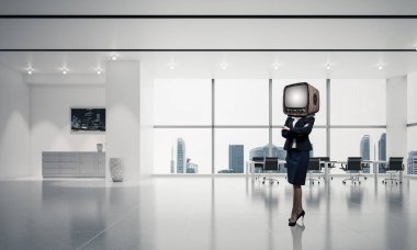 İş kadını kıyafetli kafa silah tutmak yerine eski bir Tv ile duran ofis binası içinde geçti. 3D render.