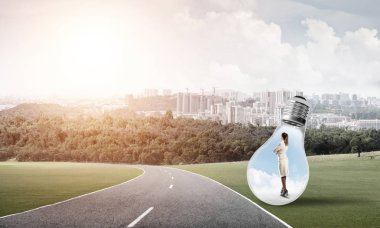 Ampul asfalt yolda içinde hapsolmuş genç iş kadını