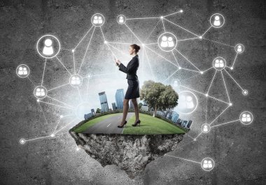 Uçan yeşil adada beton zeminde zarif bir iş kadını.