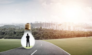 Genç işadamı asfalt yolda ampulün içinde mahsur kaldı.