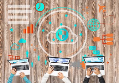 Ellerinde cihazlar bulunan üç kişilik bir grup iletişim ve ağ oluşturma sembolü olarak birlikte çalışıyor.