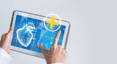 Doktorun ellerinde ilaç arayüzü ekranı olan tablet pc aygıtı