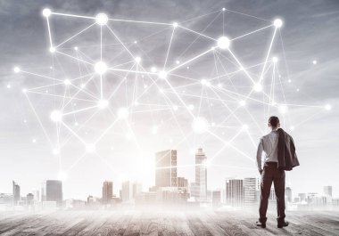 İşadamı arkasını kolluyor ve ağ çizimi kavramına bakıyor