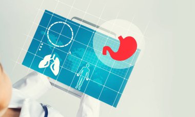 Doktorun ellerinde ilaç arayüzü ekranı olan tablet pc aygıtı