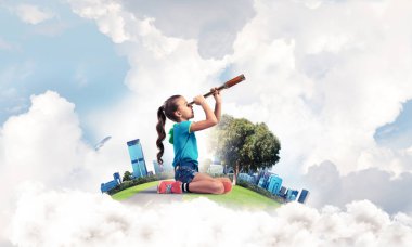 Şehrin yüzen adasında dürbünle bakan tatlı bir kız.