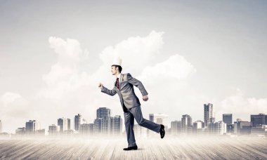 Beyaz taçlı yakışıklı iş adamı aceleyle koşuyor.