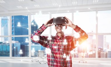 Sanal gerçeklik kulaklık veya bağlantı arka plan üzerinde 3d gözlük ile genç adam. Karışık teknik