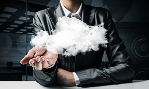 ビジネス ウーマンのクローズ アップに合わせて事務所観の背景と彼女の手のひらで提示の白い雲 — ストック写真