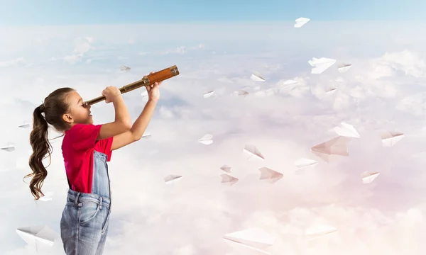 Kleines Süßes Mädchen Overalls Vor Himmelblauem Hintergrund Träumt Von Der — Stockfoto