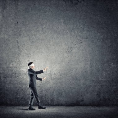 Kör işadamı yolunu bulmak için dikkatlice stepping