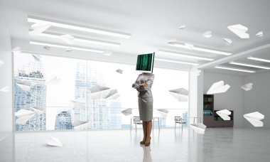 Kağıt uçaklar ofis binası içinde uçan arasında duran iş kadını kıyafetli kafa silah tutmak yerine İzleyicisi ile geçti. 3D render.