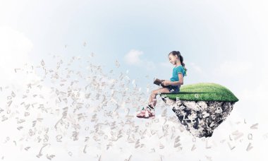 Gökyüzü adasında yüzen tatlı gülümseyen genç kız kitap okuyor.