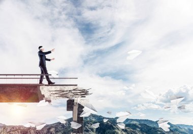 Gizli tehditlerin ve risklerin sembolü olarak beton köprüde gözü kapalı yürüyen bir iş adamı. Arka planda gökyüzü ve doğa manzarası. 3B görüntüleme.