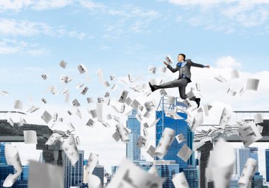 Kağıt belgeleri beton köprü zorluklar üstesinden sembolü olarak uçan ile gap üstünden atlayarak iş adamı. Clear gökyüzü arka plan üzerinde. 3D render.