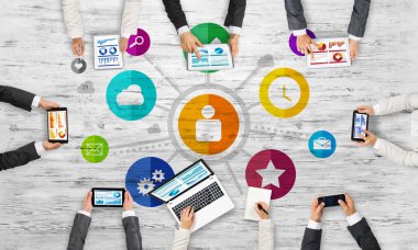 Ellerinde cihazlar bulunan bir grup insan, iletişim ve ağın sembolü olarak birlikte çalışıyor.