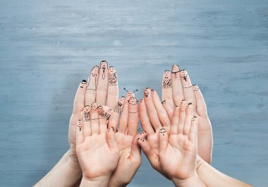 Mutlu bir ailenin sembolü olarak çocuk ve ebeveynlerin ellerine yakından bakın.