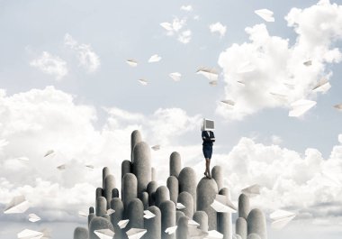 Duran üst kısmında taş sütunlar arasında kağıt uçaklar güzel manzara ile arka plan üzerinde uçan iş kadını kafasına silah tutmak yerine İzleyicisi ile takım elbiseli geçti. 3D render.