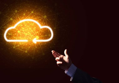 Parlak bulut bilgisayar kavramı gösteren işadamı ele