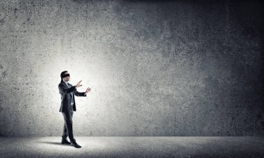 Kör işadamı yolunu bulmak için dikkatlice stepping