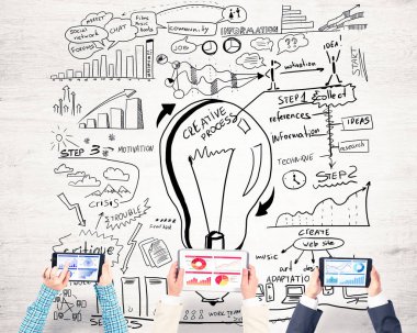 Ellerinde cihazlar bulunan üç kişilik bir grup iletişim ve ağ oluşturma sembolü olarak birlikte çalışıyor.