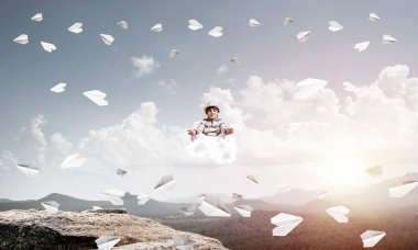 Genç küçük çocuk gözleri koruma kapalı ve seyir ile güzel ve nefes kesici manzara arka plan üzerinde havada bulut üzerinde meditasyon sırasında konsantre.