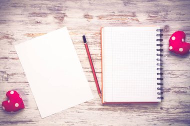 Kalpler ve ahşap masa üzerinde boş not defteri.