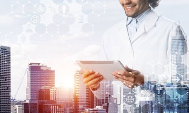 Cityscape modern görünümü ve medya arayüzü ile beyaz steril önlük emin doktor çift pozlama.