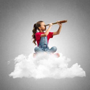 Bulutların üstünde, dürbünle bakan tatlı kız.